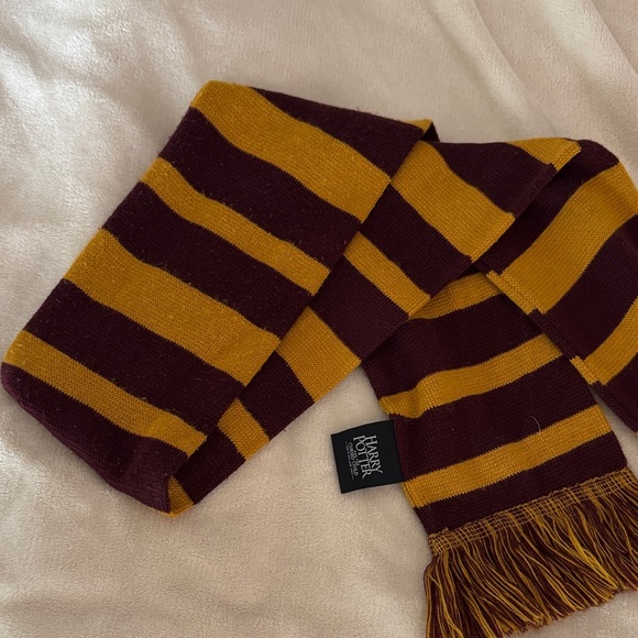 Wizarding World Of Harry Potter Accessories - harry potter gryffindor scarf (the cursed child on broadway)